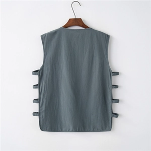 Dettaglio del gilet in cotone e lino con fibbie laterali regolabili in blu ardesia