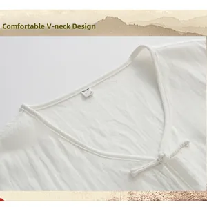 Dettaglio del comodo scollo a V su gilet in lino bianco con chiusura tradizionale
