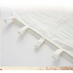 Vista dettagliata del design traforato laterale e della trama in lino e cotone del gilet