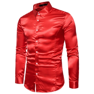 Detalle de camisa de hombre en satén de seda roja brillante con botones blancos