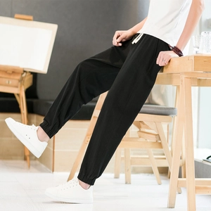 Détail d'un pantalon de jogging en coton-lin noir avec cordon et chevilles resserrées