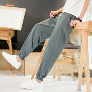 Détail du pantalon de jogging homme en lin vert gris avec taille élastique et cordon