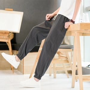 Détail d'un pantalon jogger gris foncé en lin avec cordon de serrage pour hommes
