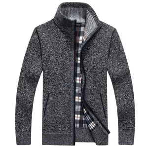 Cardigan da uomo in maglia grigio scuro con calda fodera in pile a quadri e zip intera