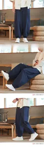 Dettagli dei pantaloni in lino blu scuro con coulisse in vita e gamba larga e morbida