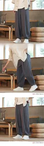 Dettagli dei pantaloni larghi in lino grigio da uomo in uno studio dallo stile zen sereno