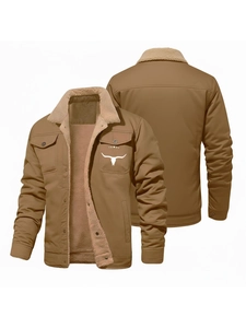 Détail d'une veste de travail marron pour hommes avec imprimé crâne de taureau et doublure