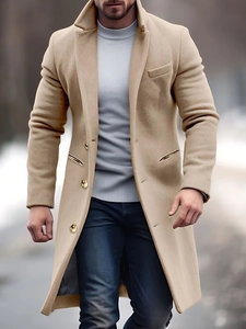 Cappotto da uomo in lana color cammello con ampi revers e bottoni dorati di classe