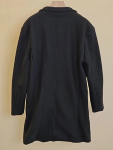 Détail de la couture arrière et de la coupe premium d'un manteau long en laine noire pour hommes