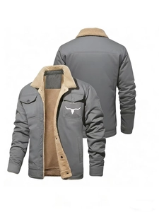 Détail de la veste cargo d'hiver pour hommes avec doublure polaire kaki et logo taureau