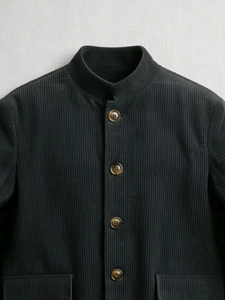 Gros plan détaillé du col mao et d'un bouton sur un blazer homme en velours côtelé
