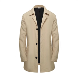 Trench classico da uomo in cachi chiaro con abbottonatura singola e colletto a rever