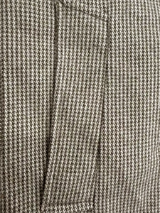 Gros plan sur la texture laine pied-de-poule marron et coutures pour manteau d'homme