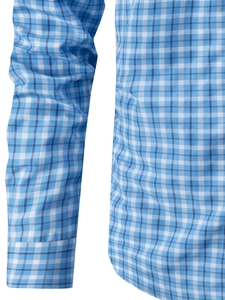 Detailansicht der blau-weißen Gingham-Karostruktur auf einem langärmeligen Hemd