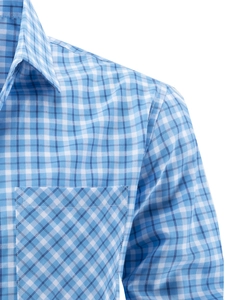 Detail eines blau-weiß karierten Hemdes mit Kragen und diagonaler Brusttasche