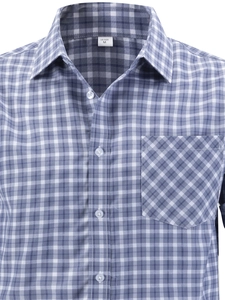 Blau-weiß kariertes Herrenhemd mit Button-Down-Kragen und schräg geschnittener Brusttasche