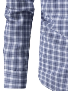 Detailaufnahme des blau-weißen Karohemdes mit feinen Nähten und Stofftextur-Fokus