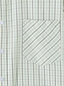 Détail d'une chemise à manches courtes pour homme avec poche et boutonnage