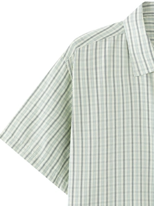 Détail du col et de l'épaule de la chemise à rayures bleues avec coutures de qualité