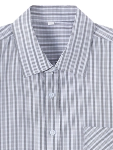 Détail de chemise rayée pour hommes avec col boutonné et poche à motif diagonal