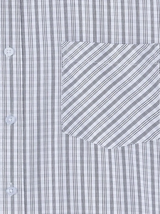 Détail macro d'une chemise rayée pour homme avec poche de poitrine et boutons blancs