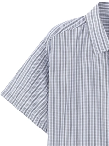 Détail d'une chemise pour hommes à manches courtes aux rayures verticales noires et blanches