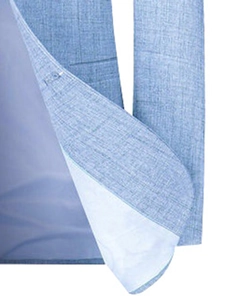 Détail de blazer bleu clair montrant le tissu texturé, l'ourlet rond et la doublure