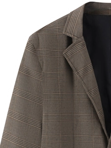 Détail du revers à cran et de la texture à carreaux Glen sur un blazer décontracté homme