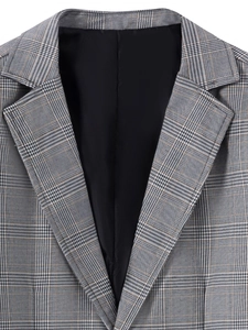 Vue détaillée d'un blazer à carreaux avec revers cranté et tissu écossais gris classique