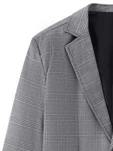 Détail du blazer gris à carreaux Prince de Galles avec revers et doublure satinée