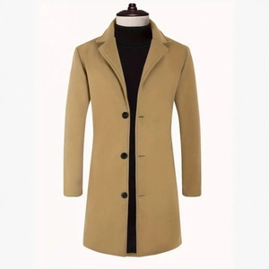 Klassischer Herrenmantel in Camel aus Wolle mit elegantem Revers und drei Knöpfen