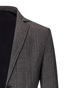 Détail du revers à cran classique et motif à carreaux gris texturé sur la veste homme