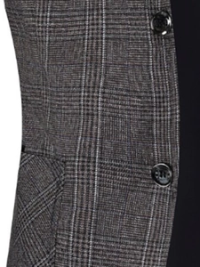 Détail de blazer gris à carreaux avec deux boutons noirs et poche à rabat