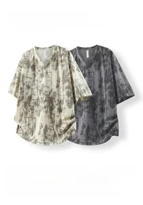 Vue détaillée du motif tie-dye et de la texture velours sur le t-shirt pour homme à col en V