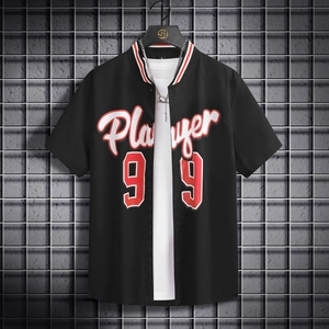Détail d'une chemise de baseball noire avec imprimé Player 99 et col rayé rouge