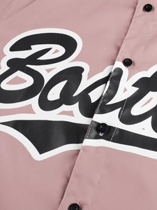 Primer plano del estampado Boston y la textura de la tela de la camisa rosa de manga corta