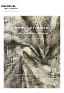 Gros plan sur le tissu velours côtelé blanc cassé avec motif tie-dye et texture