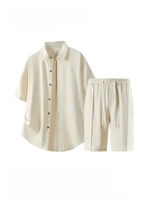Mise à plat d'un ensemble chemise manches courtes et short à cordon en soie glacée