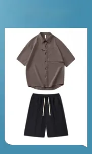 Détail d'une chemise texturée marron pour hommes avec revers asymétrique et short à cordon