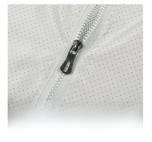 Makro-Detail von atmungsaktivem Mesh-Gewebe und glattem Metall-Reißverschluss am Sportanzug