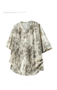 Détail du t-shirt Henley pour homme avec imprimé marbré gris et texture gaufrée