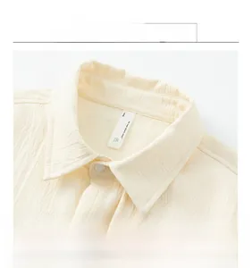 Gros plan détaillé du col d'une chemise beige avec tissu plissé à texture verticale