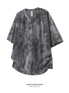 Détail d'un t-shirt gris tie-dye à manches courtes en tissu gaufré avec col en V moderne