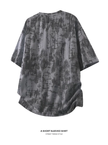 Gros plan détaillé du tissu mélangé délavé gris clair sur un t-shirt à coupe ample