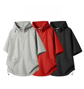 Detail der Kapuzen-Sportshirts mit atmungsaktivem Lochstoff und Reißverschluss