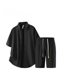 Détail d'un ensemble chemise noire à manches courtes et short à cordon pour hommes