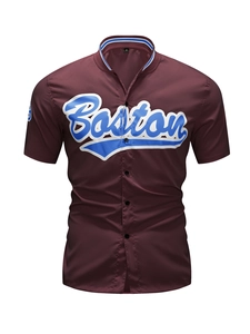 Detalle de la camisa de béisbol Boston burdeos con cuello a rayas y botones frontales