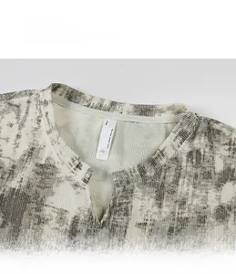 Vue détaillée du col en V pour homme avec imprimé tie-dye gris sur tissu respirant