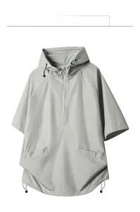 Detailansicht des atmungsaktiven Mikro-Mesh-Gewebes bei einem grauen Sonnenschutz-Hoodie