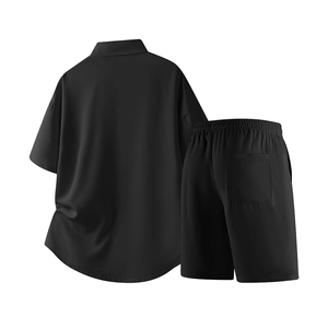 Vue arrière d'un ensemble minimaliste noir pour homme avec chemisette et short